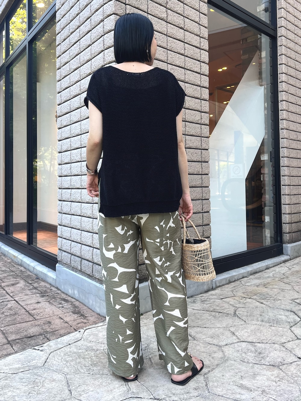 「サマーニット、夏コーデ、柄パンツ、柄、ワイドパンツ、Vネックニット、ニット、アラサーコーデ、夏服、ニットコーデ、黒髪ボブ、大柄、大柄プリント」｜「Jena espace merveilleuxのフレンチスリーブメッシュニット（ニット/セーター、グレー系）」を使った、nom_373さん（レディース・164cm）の夏コーディネートの2枚目の写真