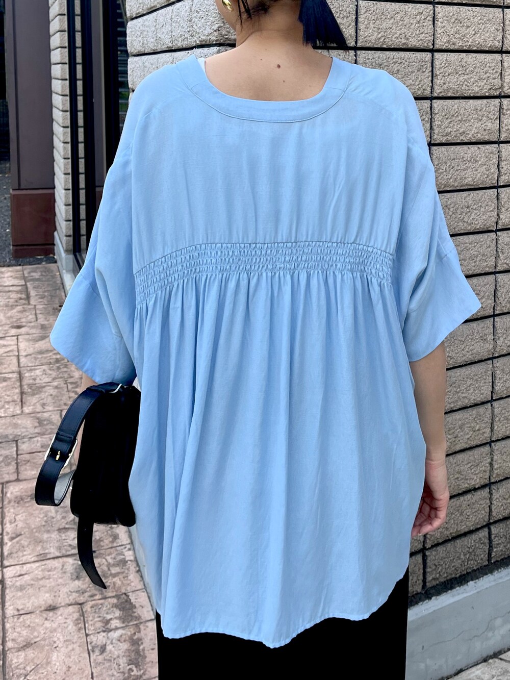 「シャツ、トロミ、カーブパンツ、リラックススタイル、リラックスコーデ、リネンライク、アラサーコーデ、30代コーデ、30代ファッション、夏コーデ、本革バッグ」｜「Jena espace merveilleuxのリネンライクリラックスシャツ（シャツ/ブラウス、ブルー系）」を使った、nom_373さん（レディース・164cm）の春コーディネートの4枚目の写真