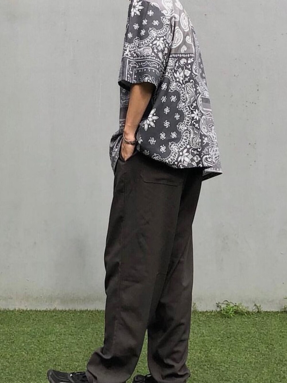 ブラック系のスラックスを着用したメンズの春コーディネートの2枚目の写真