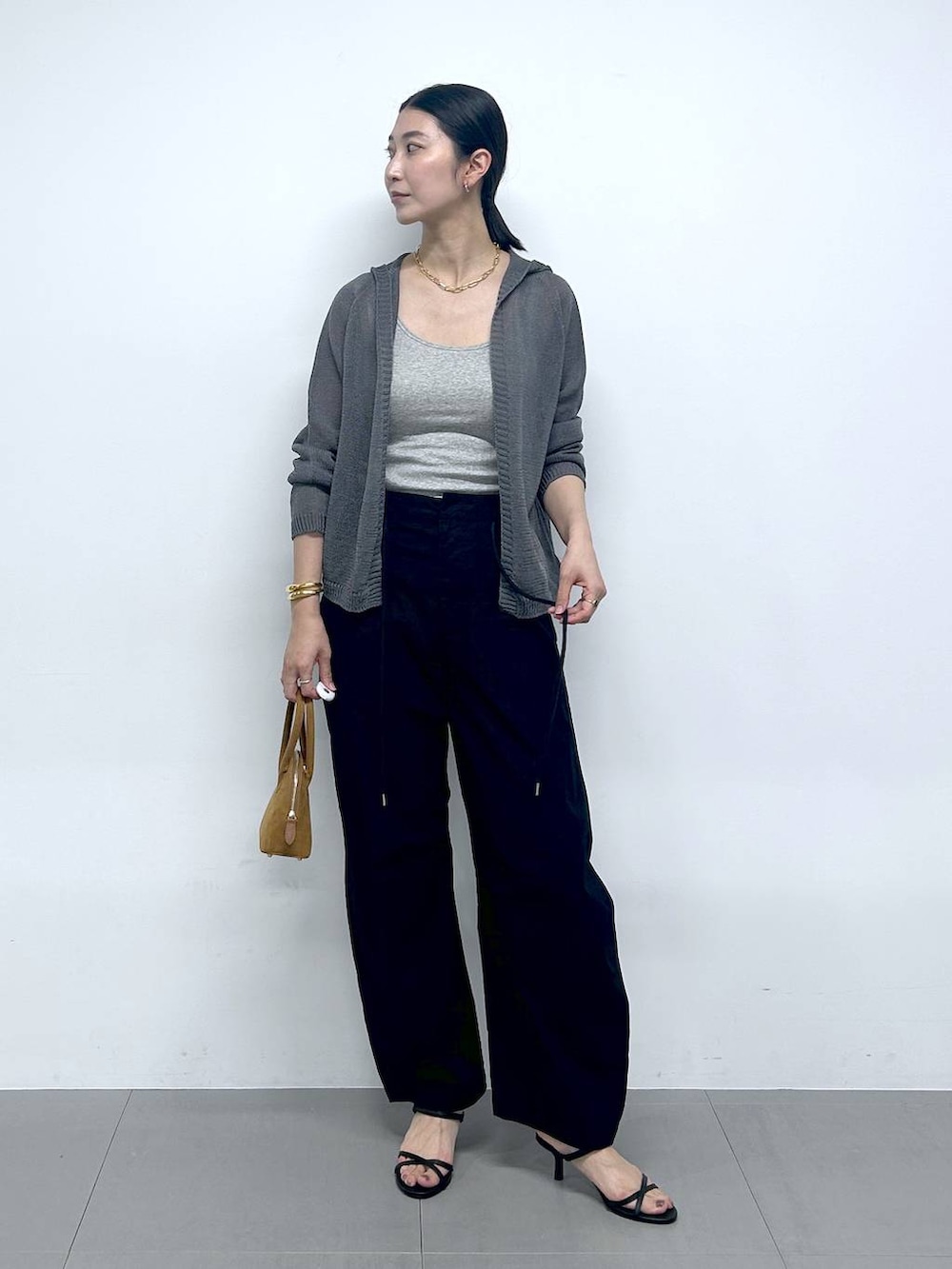 ブラック系のサンダル、ブラック系のカーゴパンツ、グレー系のカーディガン/ボレロを着用したレディースの夏コーディネートの4枚目の写真