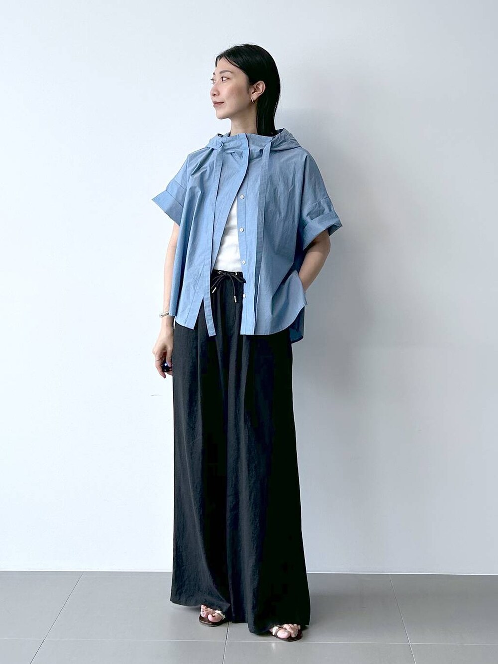 ブラック系のその他パンツ、ホワイト系のタンクトップ、ブルー系のシャツ/ブラウスを着用したレディースの夏コーディネートの6枚目の写真