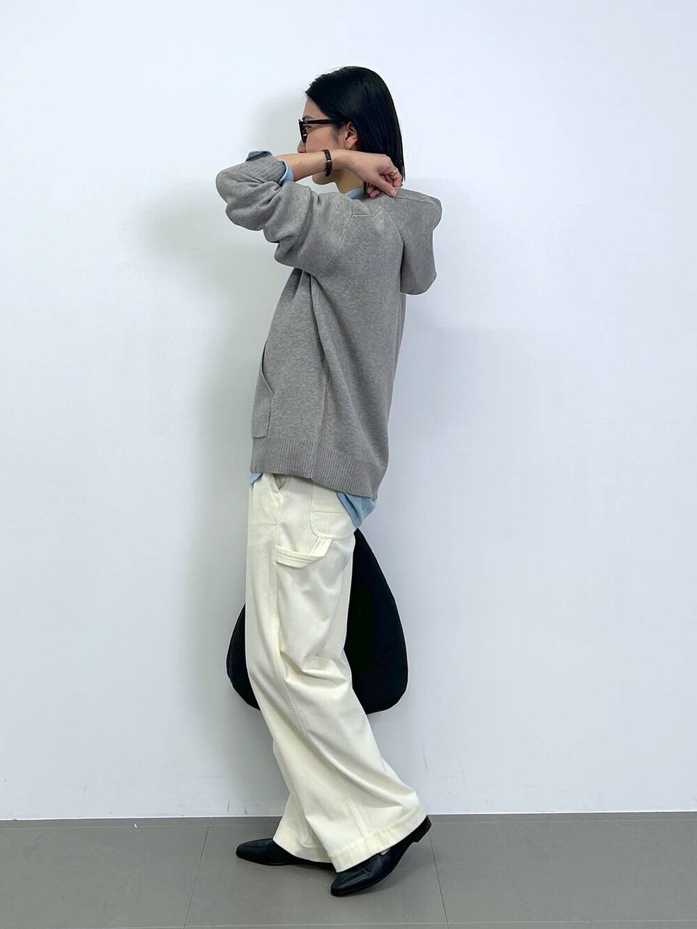 ブルー系のローファー、ブルー系のシャツ/ブラウス、ホワイト系のその他パンツを着用したレディースの冬コーディネートの2枚目の写真