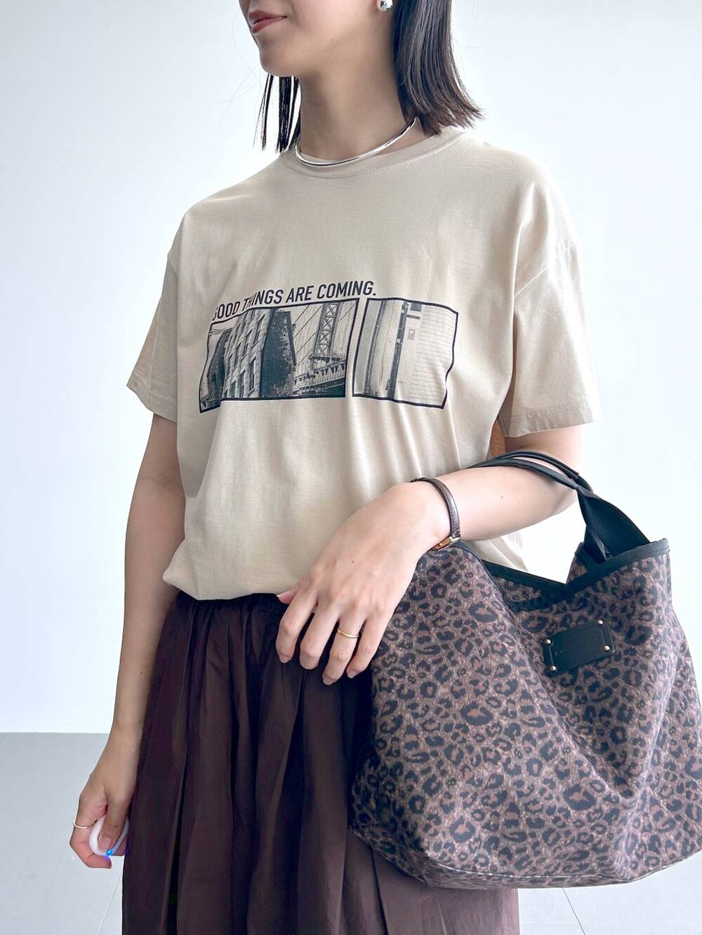 「高身長、ワントーン、モード、BARNYARDSTORM、ChooseYourFavT_BARNYARDSTORM、Tシャツ、ワイドパンツ、夏コーデ、トートバッグ、カジュアル、カジュアルコーデ、大人カジュアル」｜「BARNYARDSTORMのBARNYARDSTORM / タタックイージーパンツ（その他パンツ、ブラウン系）」を使った、sai1211さん（レディース・168cm）の夏コーディネートの2枚目の写真