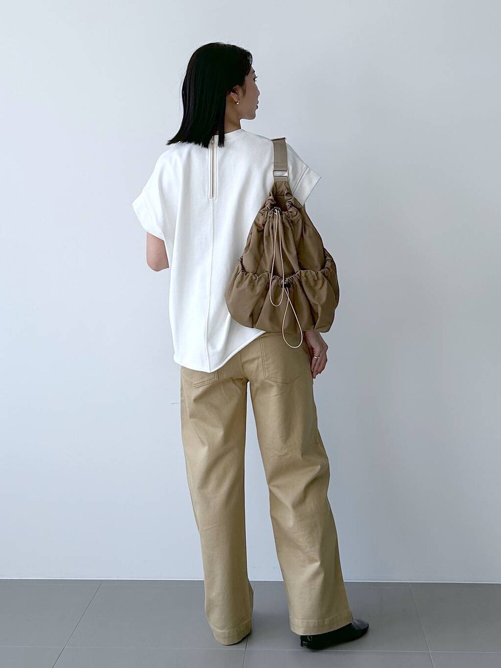 ホワイト系のTシャツ/カットソー、ベージュ系のその他パンツを着用したレディースの夏コーディネートの4枚目の写真