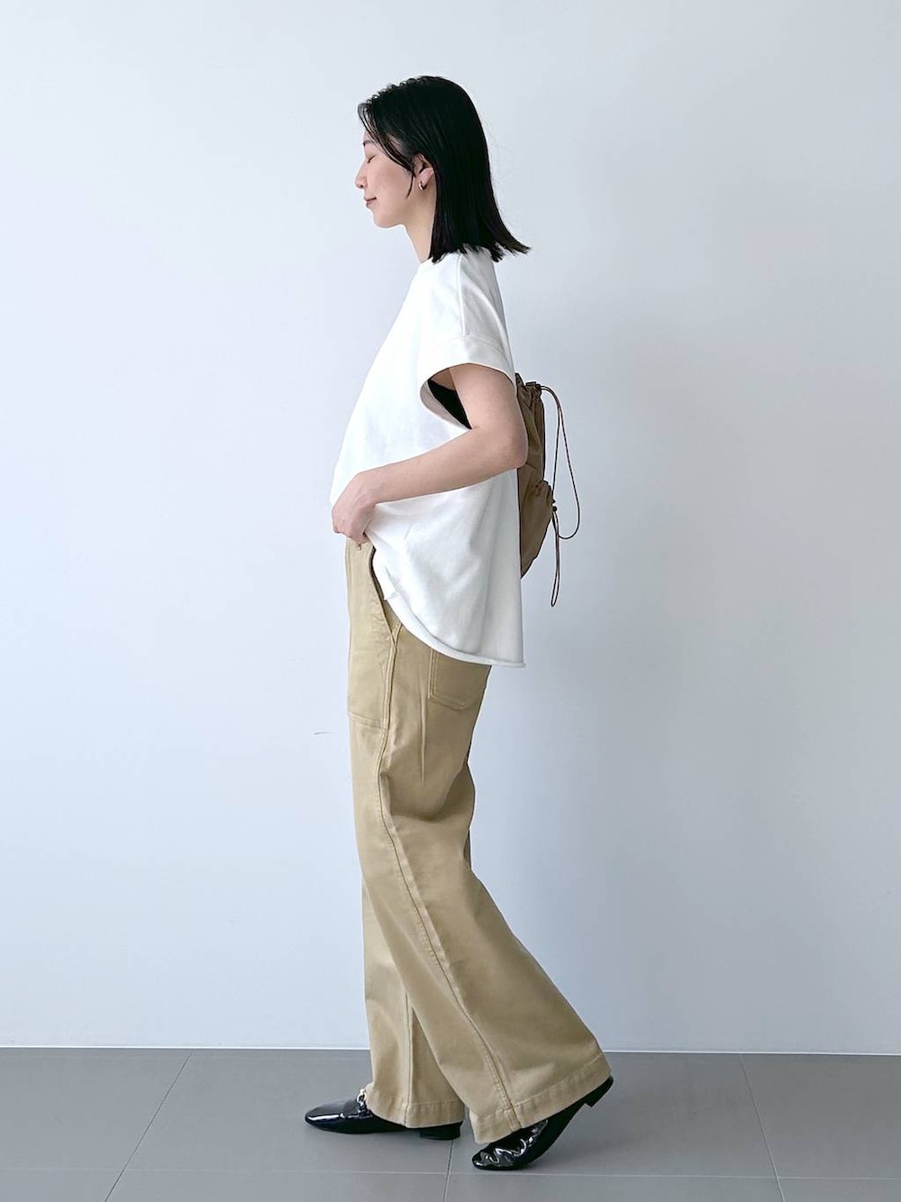 ホワイト系のTシャツ/カットソー、ベージュ系のその他パンツを着用したレディースの夏コーディネートの3枚目の写真