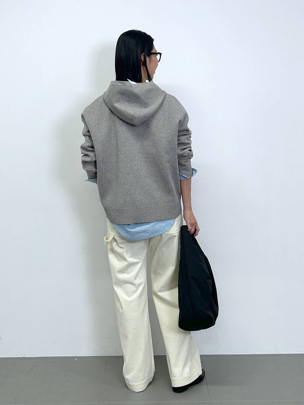 ブルー系のローファー、ブルー系のシャツ/ブラウス、ホワイト系のその他パンツを着用したレディースの冬コーディネートの3枚目の写真