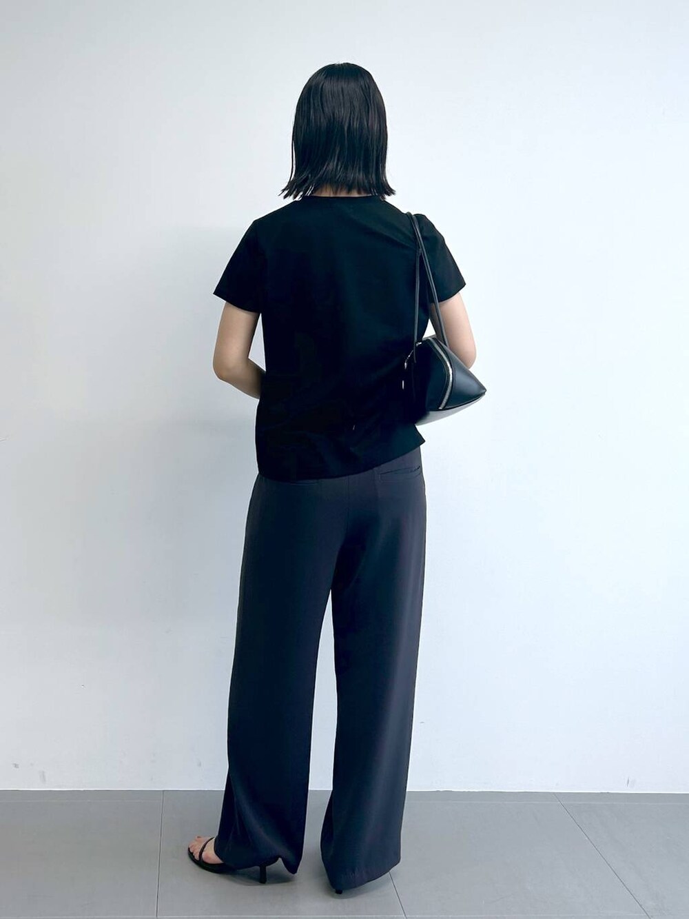 「高身長、ワントーン、モード、BARNYARDSTORM、アウター、Tシャツ、ワイドパンツ、売れ筋人気アイテム、カジュアル、カジュアルコーデ、スポーツミックス、きれいめカジュアル、夏コーデ、UVカット」｜「ADD CULUMNのBARNYARDSTORM / ADDCULUMN(アドカラム) / ボストンバッグ（トートバッグ、ブラック系）」を使った、sai1211さん（レディース・168cm）の春コーディネートの6枚目の写真