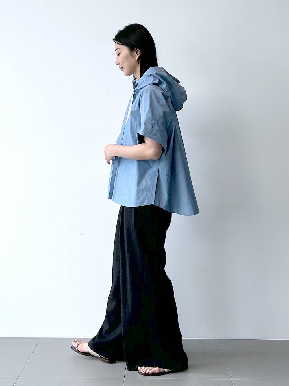 ブラック系のその他パンツ、ホワイト系のタンクトップ、ブルー系のシャツ/ブラウスを着用したレディースの夏コーディネートの2枚目の写真