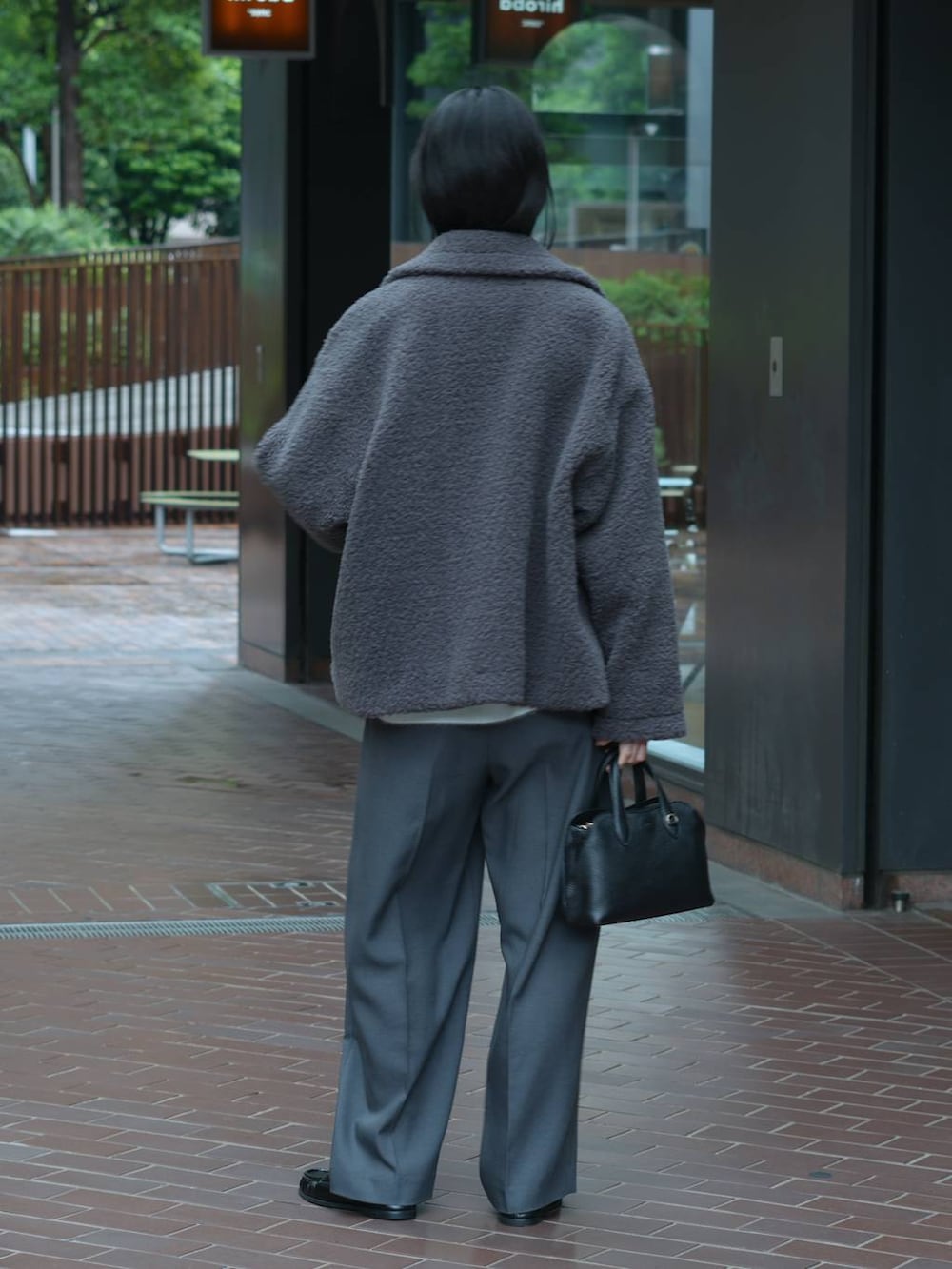 グレー系のその他パンツ、ブラック系のローファー、ブルー系のニット/セーターを着用したレディースの秋コーディネートの7枚目の写真