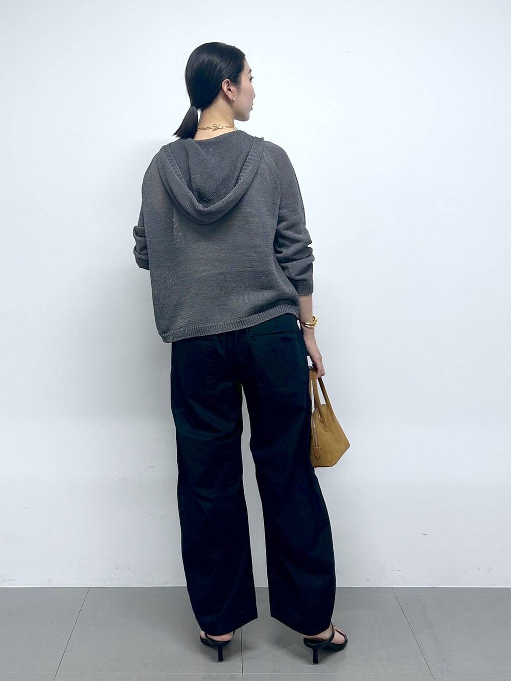 ブラック系のサンダル、ブラック系のカーゴパンツ、グレー系のカーディガン/ボレロを着用したレディースの夏コーディネートの3枚目の写真