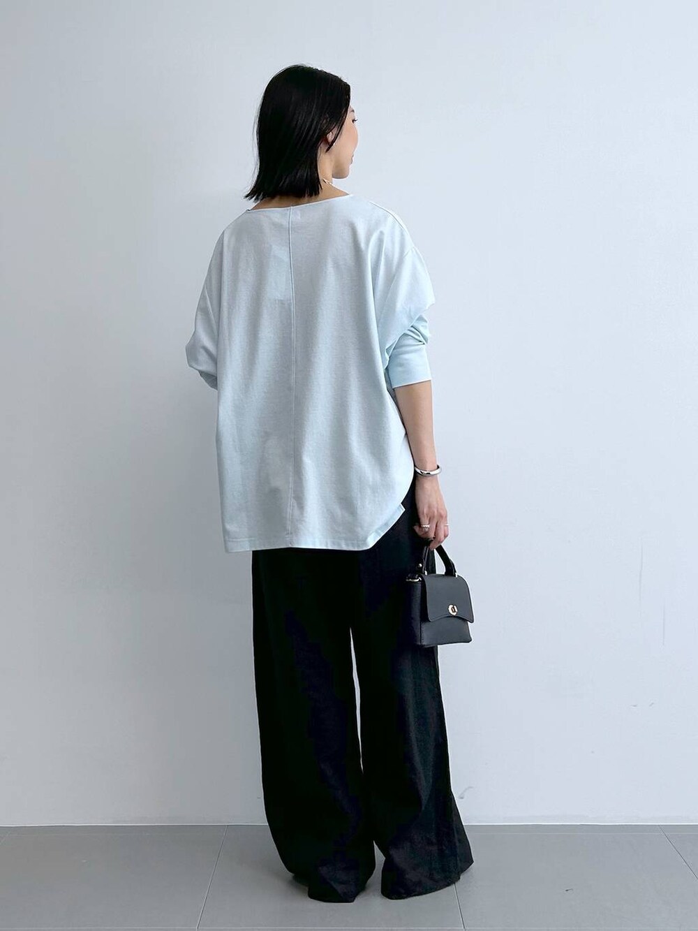 ブラック系のサンダル、ブルー系のTシャツ/カットソー、ブラック系のその他パンツを着用したレディースの春コーディネートの3枚目の写真
