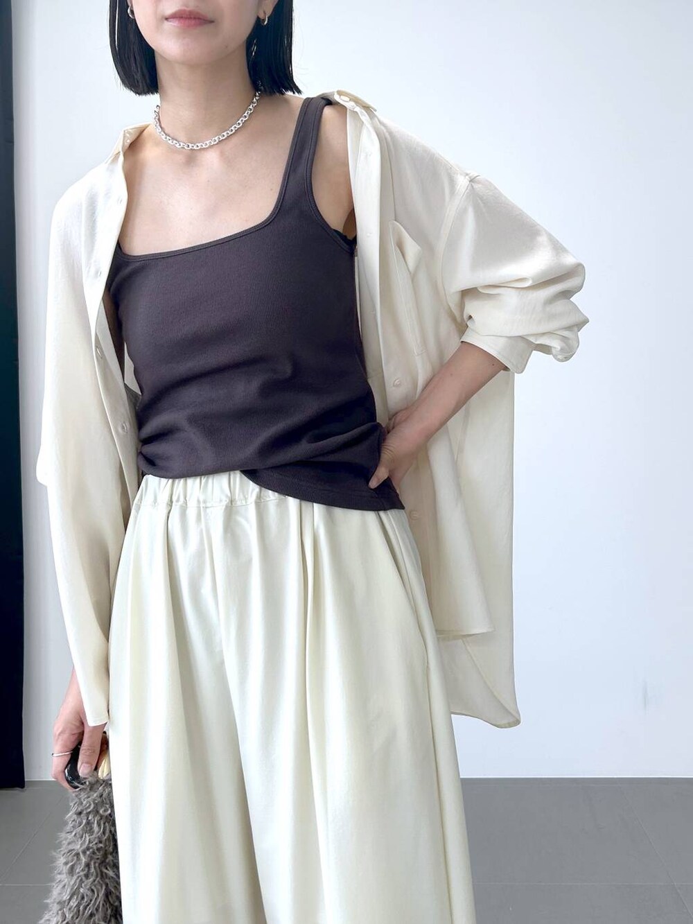 ブラウン系のパンプス、ホワイト系のその他パンツ、ベージュ系のシャツ/ブラウスを着用したレディースの夏コーディネートの7枚目の写真