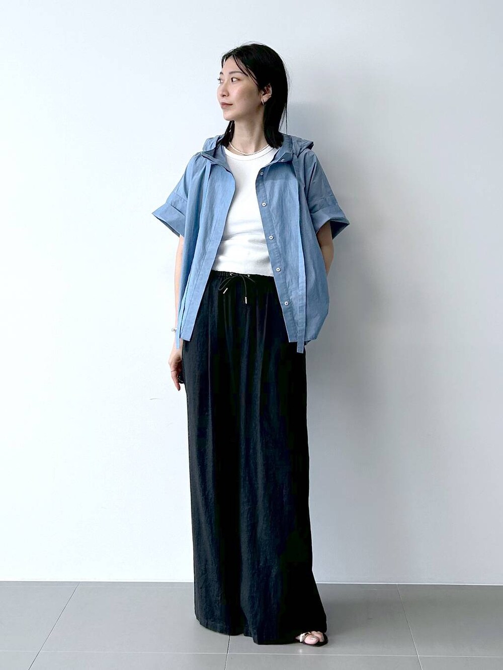 ブラック系のその他パンツ、ホワイト系のタンクトップ、ブルー系のシャツ/ブラウスを着用したレディースの夏コーディネートの5枚目の写真