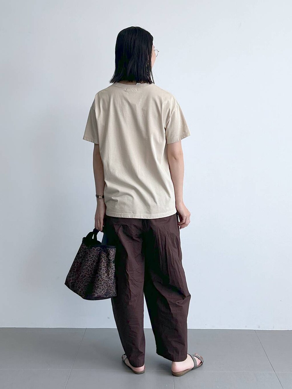 「高身長、ワントーン、モード、BARNYARDSTORM、ChooseYourFavT_BARNYARDSTORM、Tシャツ、ワイドパンツ、夏コーデ、トートバッグ、カジュアル、カジュアルコーデ、大人カジュアル」｜「BARNYARDSTORMのBARNYARDSTORM / タタックイージーパンツ（その他パンツ、ブラウン系）」を使った、sai1211さん（レディース・168cm）の夏コーディネートの5枚目の写真