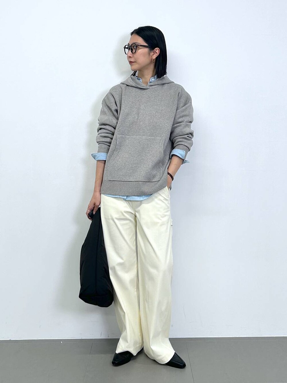 ブルー系のローファー、ブルー系のシャツ/ブラウス、ホワイト系のその他パンツを着用したレディースの冬コーディネートの4枚目の写真