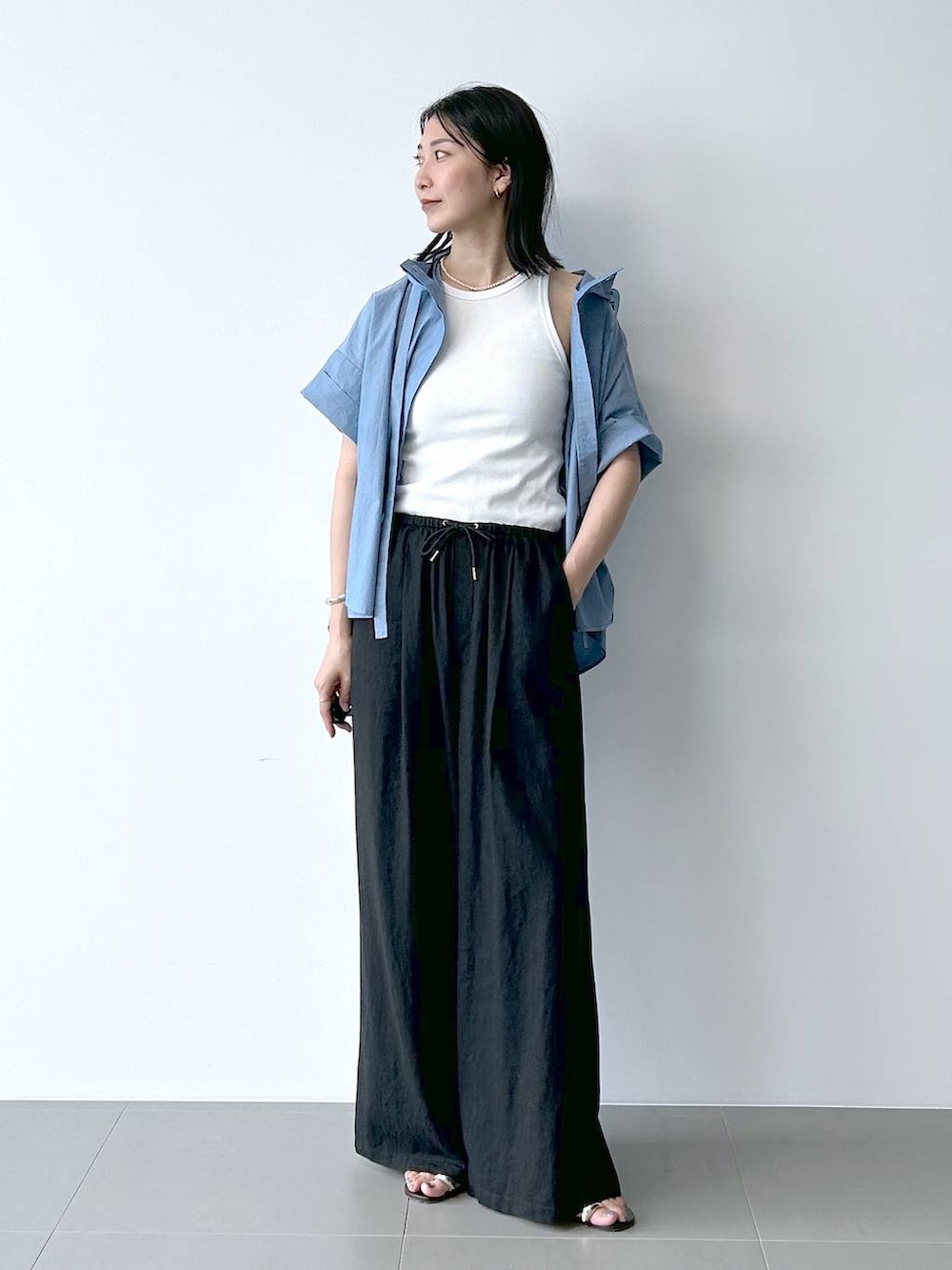 ブラック系のその他パンツ、ホワイト系のタンクトップ、ブルー系のシャツ/ブラウスを着用したレディースの夏コーディネートの4枚目の写真