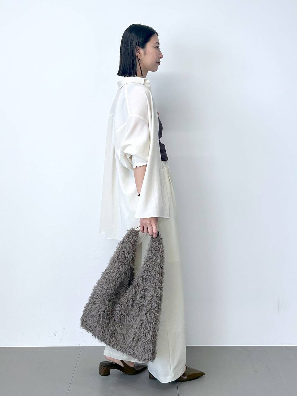 ブラウン系のパンプス、ホワイト系のその他パンツ、ベージュ系のシャツ/ブラウスを着用したレディースの夏コーディネートの4枚目の写真
