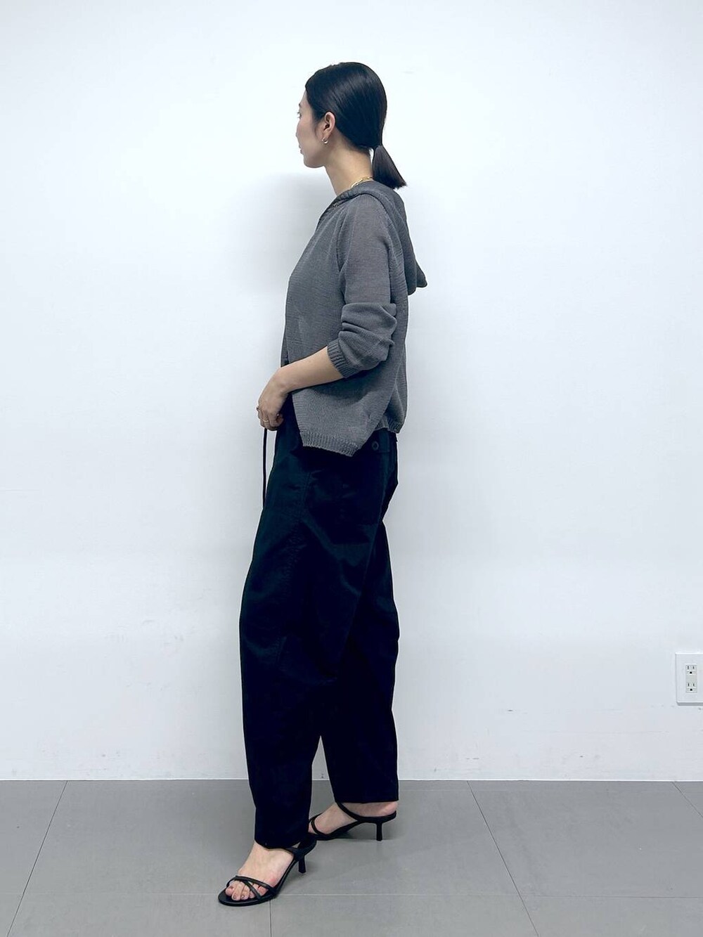 ブラック系のサンダル、ブラック系のカーゴパンツ、グレー系のカーディガン/ボレロを着用したレディースの夏コーディネートの6枚目の写真