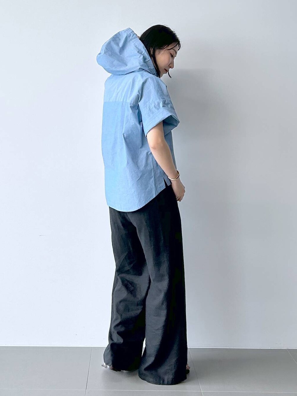 ブラック系のその他パンツ、ホワイト系のタンクトップ、ブルー系のシャツ/ブラウスを着用したレディースの夏コーディネートの3枚目の写真