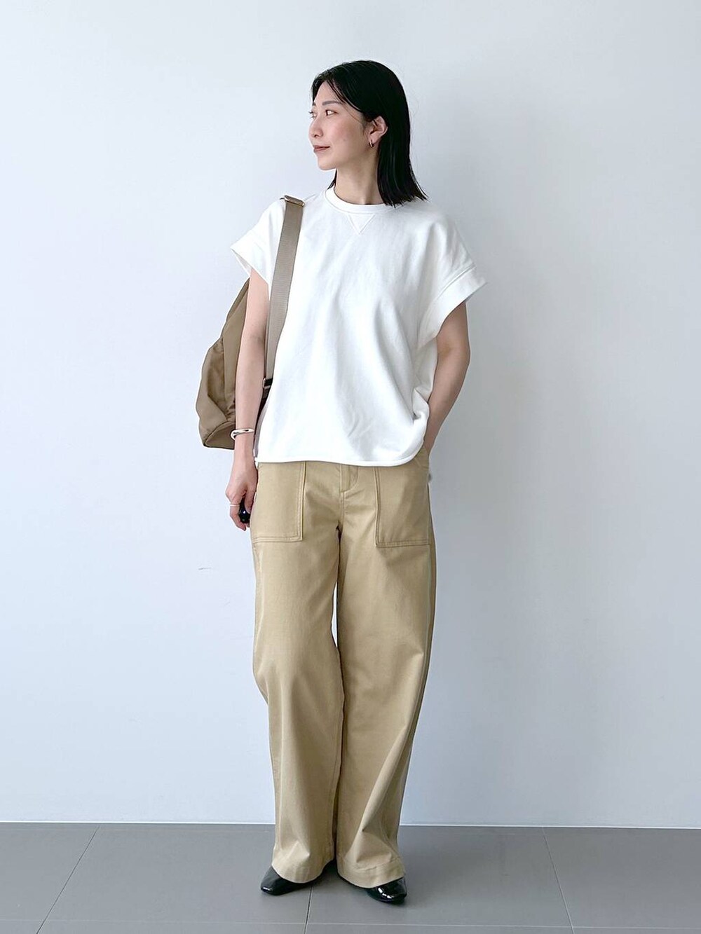 ホワイト系のTシャツ/カットソー、ベージュ系のその他パンツを着用したレディースの夏コーディネートの2枚目の写真