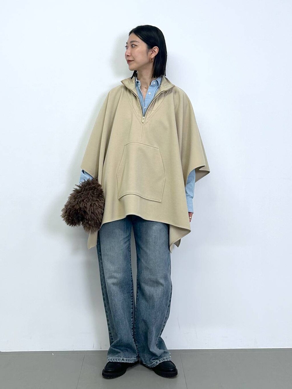 ブルー系のシャツ/ブラウス、ブラック系のローファー、ブルー系のデニムパンツを着用したレディースの秋コーディネートの5枚目の写真