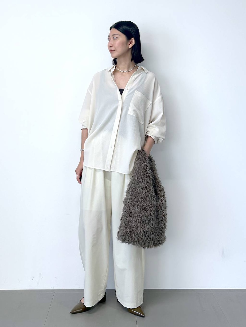 ブラウン系のパンプス、ホワイト系のその他パンツ、ベージュ系のシャツ/ブラウスを着用したレディースの夏コーディネートの2枚目の写真