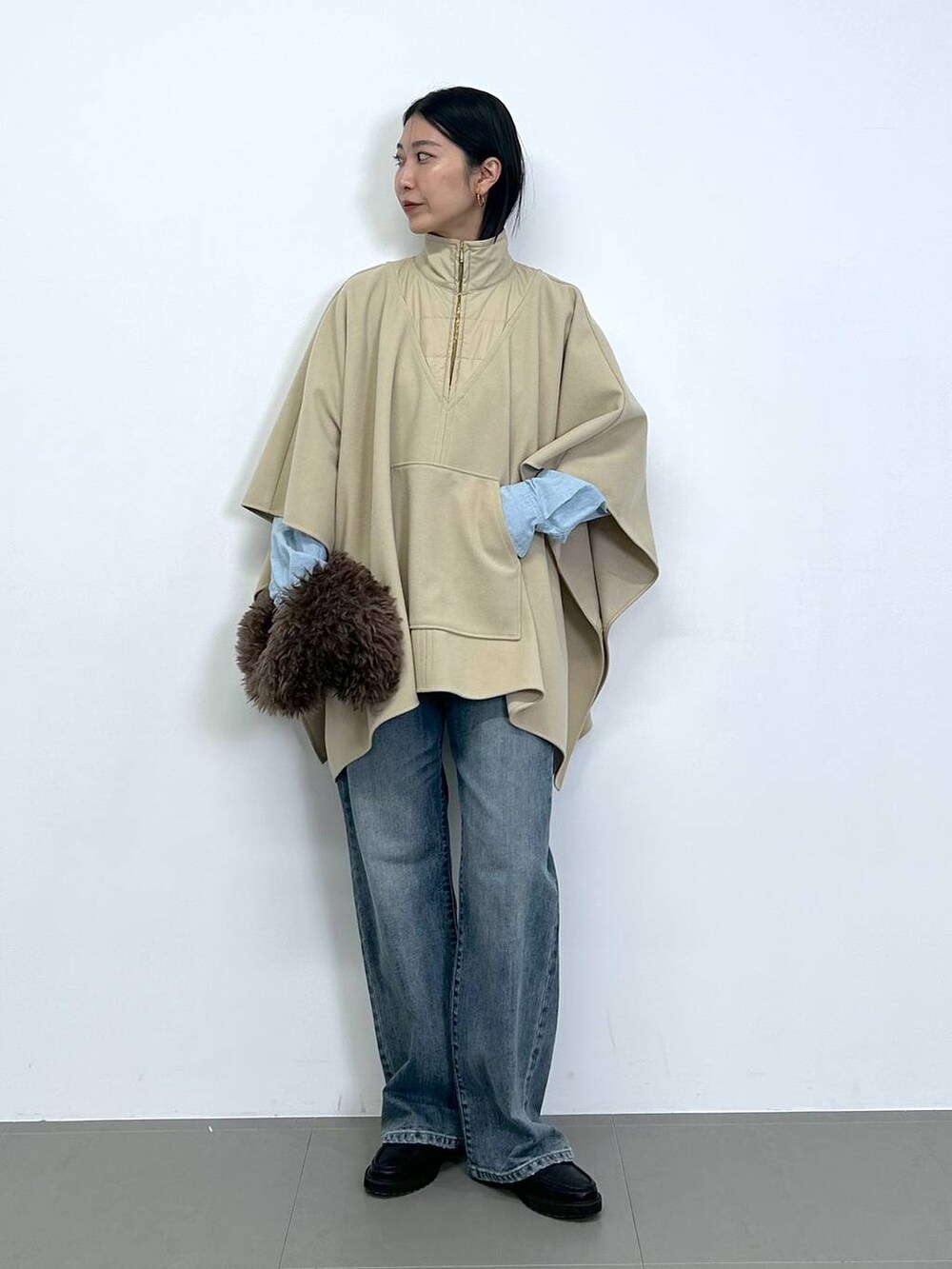 ブルー系のシャツ/ブラウス、ブラック系のローファー、ブルー系のデニムパンツを着用したレディースの秋コーディネートの3枚目の写真