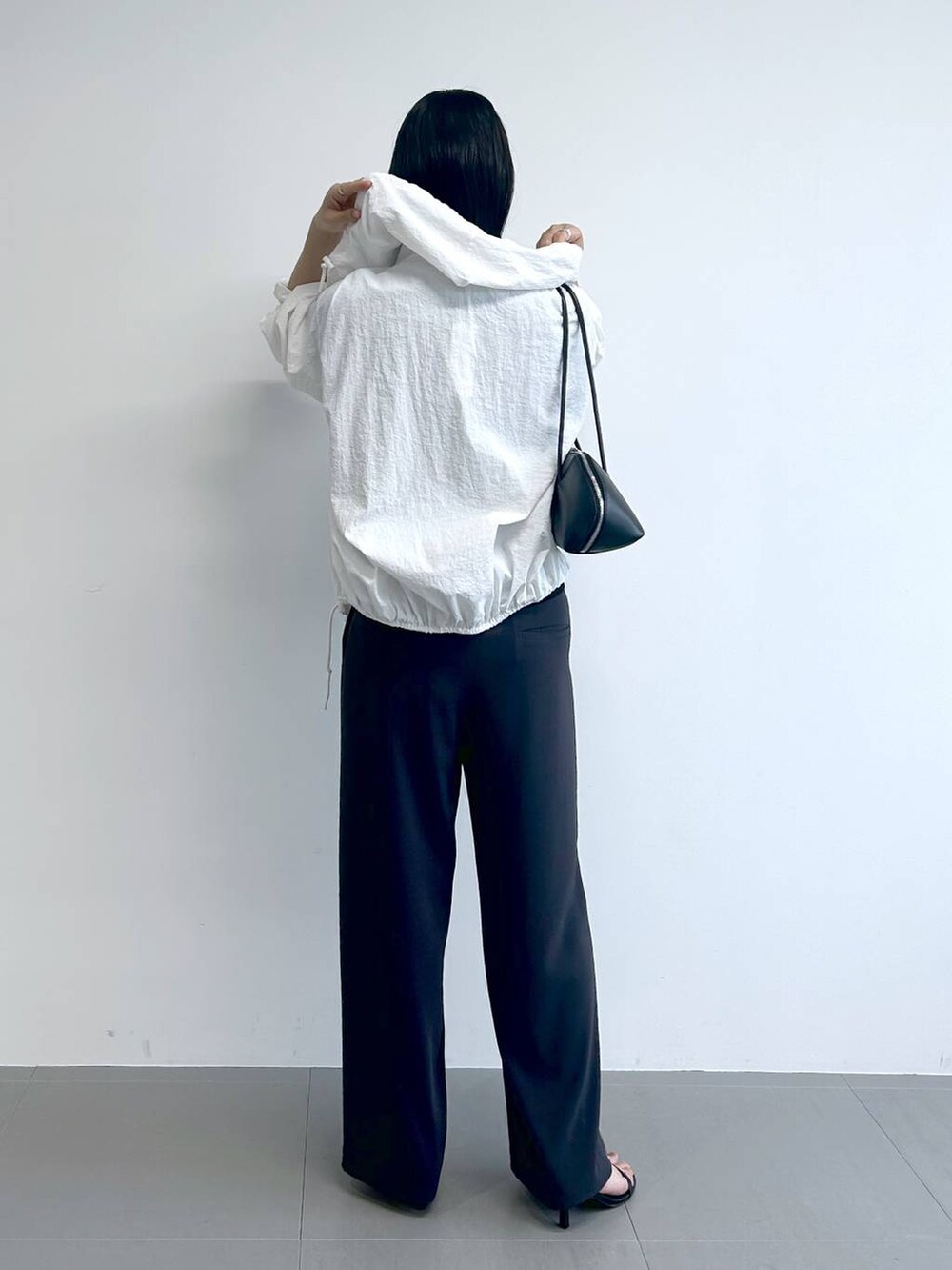 「高身長、ワントーン、モード、BARNYARDSTORM、アウター、Tシャツ、ワイドパンツ、売れ筋人気アイテム、カジュアル、カジュアルコーデ、スポーツミックス、きれいめカジュアル、夏コーデ、UVカット」｜「ADD CULUMNのBARNYARDSTORM / ADDCULUMN(アドカラム) / ボストンバッグ（トートバッグ、ブラック系）」を使った、sai1211さん（レディース・168cm）の春コーディネートの3枚目の写真