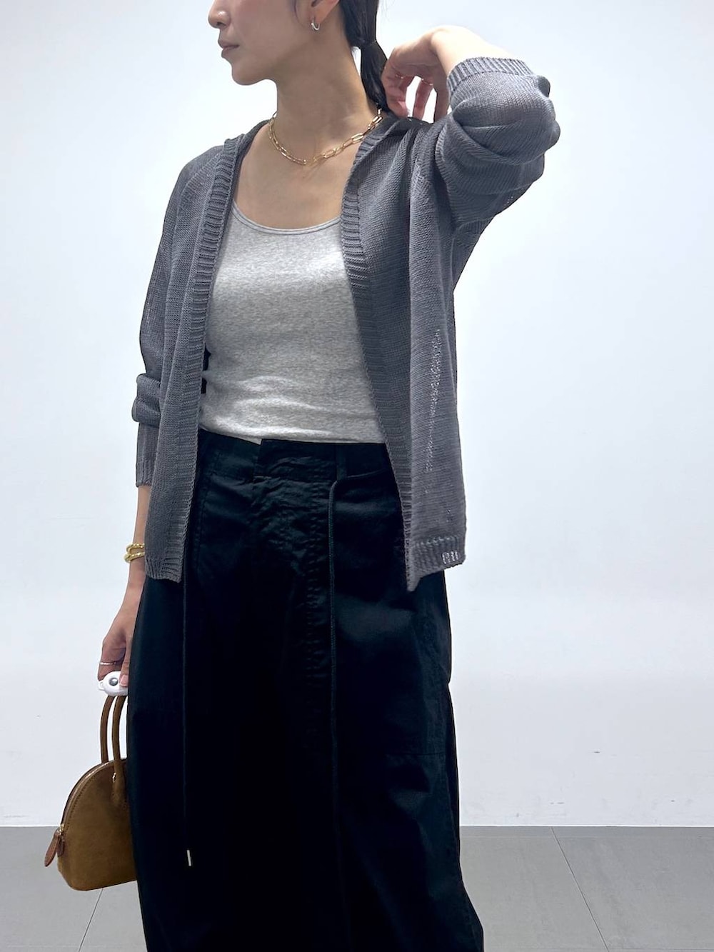 ブラック系のサンダル、ブラック系のカーゴパンツ、グレー系のカーディガン/ボレロを着用したレディースの夏コーディネートの5枚目の写真