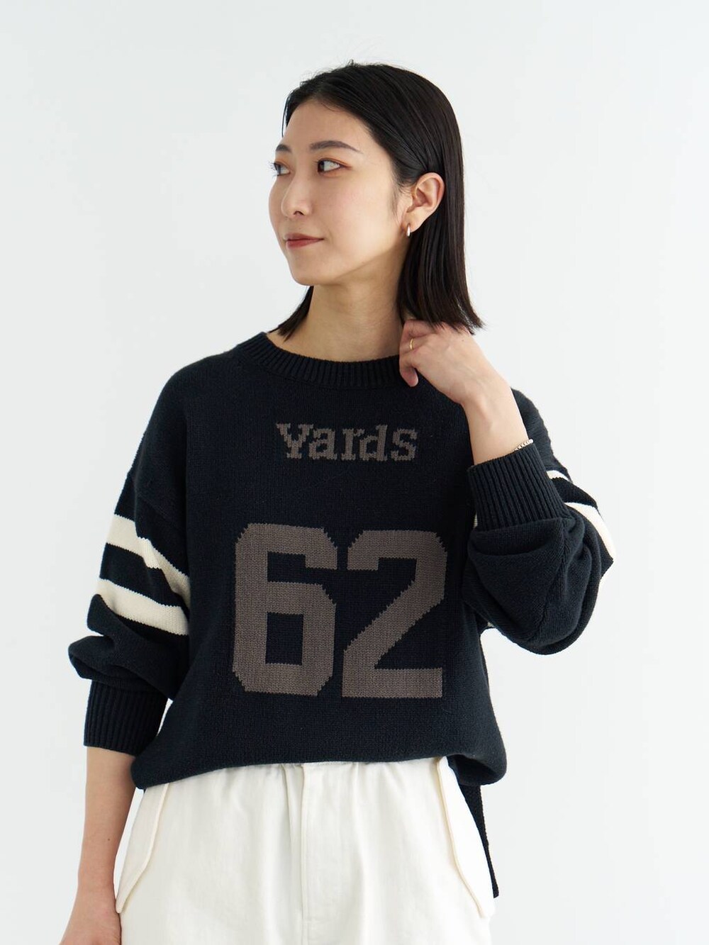 ホワイト系のパンプス、ブルー系のニット/セーター、ホワイト系のシャツ/ブラウスを着用したレディースの冬コーディネートの5枚目の写真