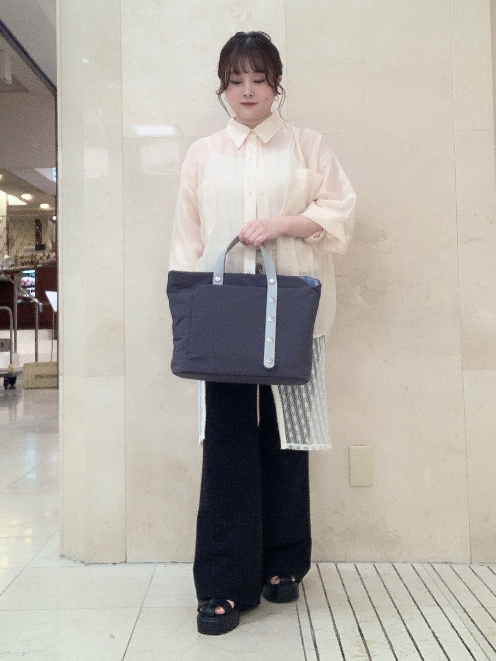 グレー系のトートバッグを着用したレディースの夏コーディネートの4枚目の写真