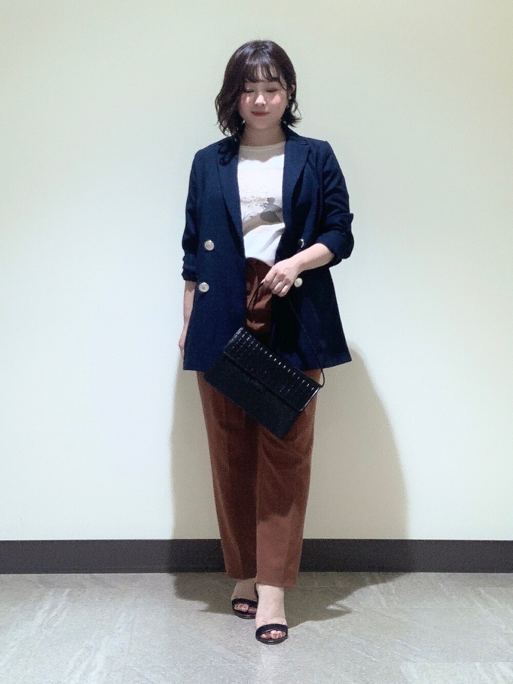 ブラック系のハンドバッグを着用したレディースの夏コーディネートの3枚目の写真