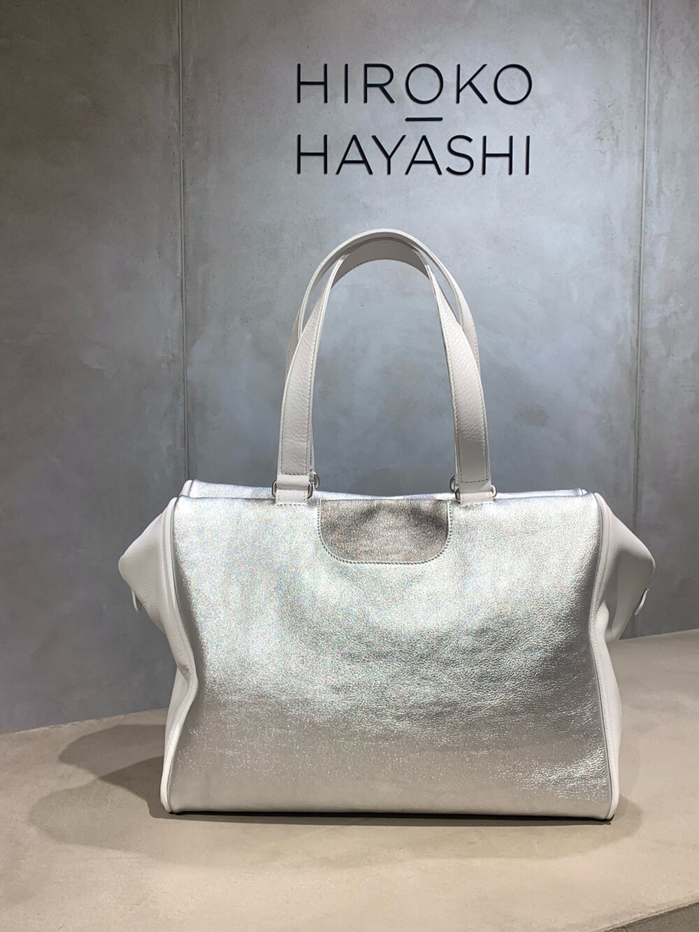 シルバー系のトートバッグを着用したレディースの夏コーディネートの5枚目の写真