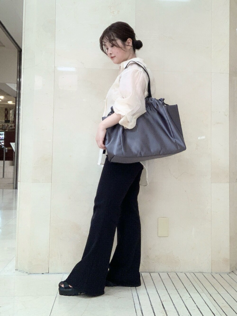 グレー系のトートバッグを着用したレディースの夏コーディネートの2枚目の写真