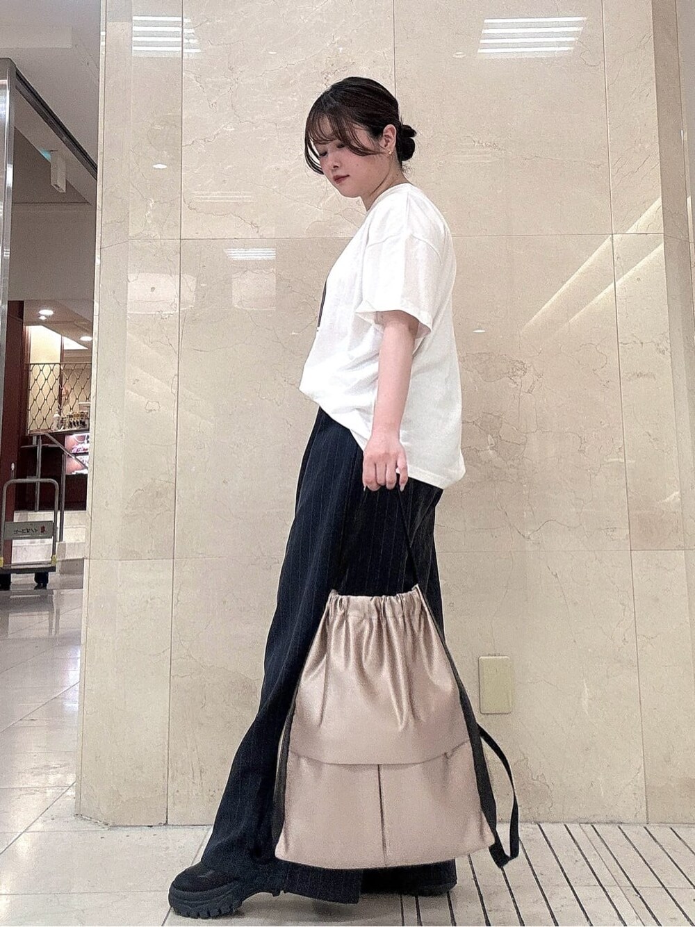 ベージュ系のバックパック/リュックを着用したレディースの夏コーディネートの3枚目の写真