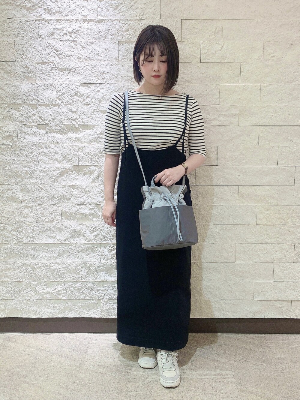 グレー系のショルダーバッグを着用したレディースの春コーディネートの3枚目の写真