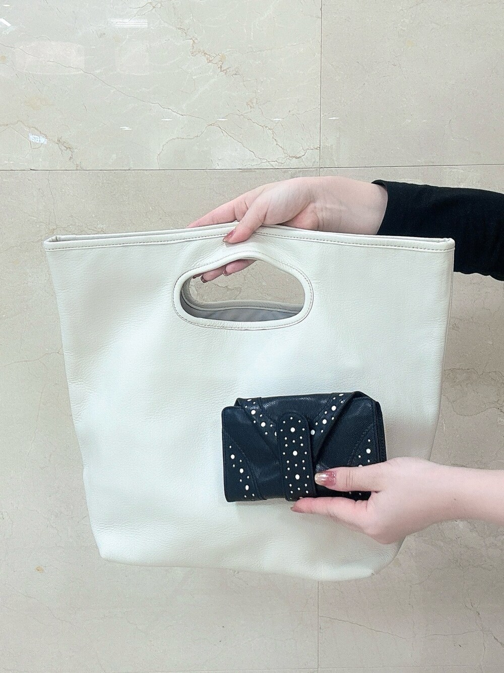 ブルー系の財布を着用したレディースの秋コーディネートの2枚目の写真