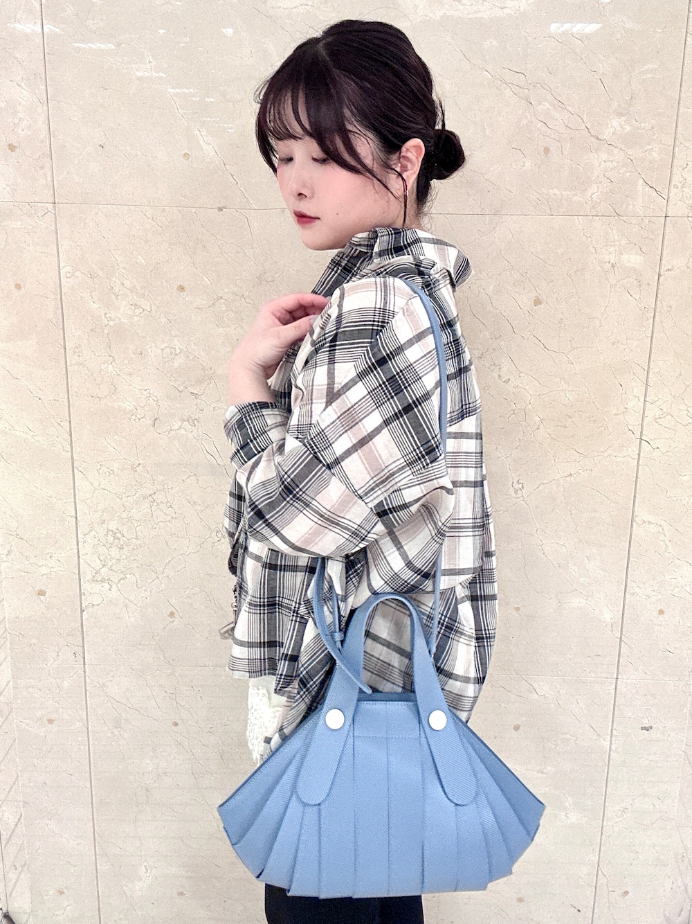 ブルー系のハンドバッグを着用したレディースの夏コーディネートの4枚目の写真