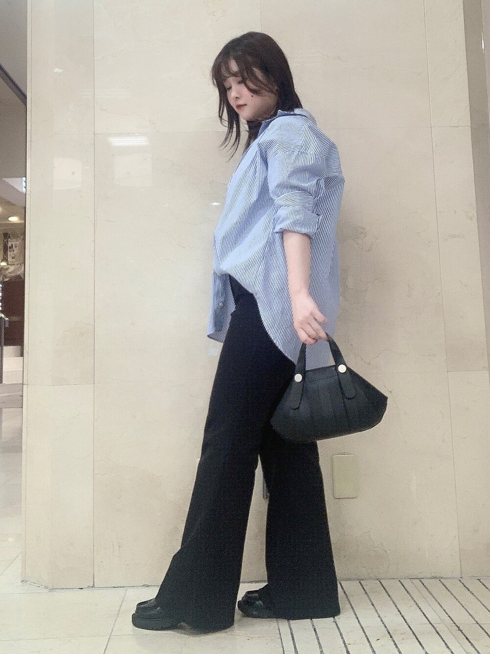 ブラック系のショルダーバッグを着用したレディースの夏コーディネートの2枚目の写真