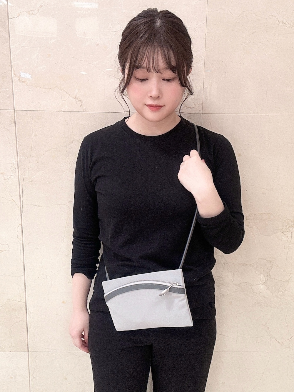 グレー系のショルダーバッグを着用したレディースの秋コーディネートの3枚目の写真