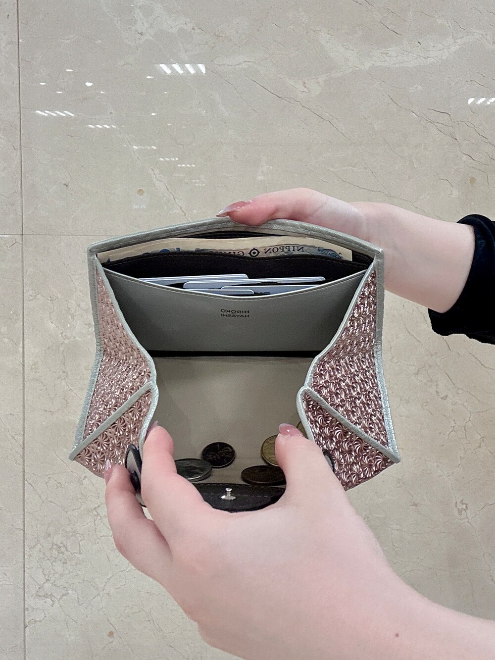 ピンク系の財布、ピンク系の財布を着用したレディースの夏コーディネートの2枚目の写真