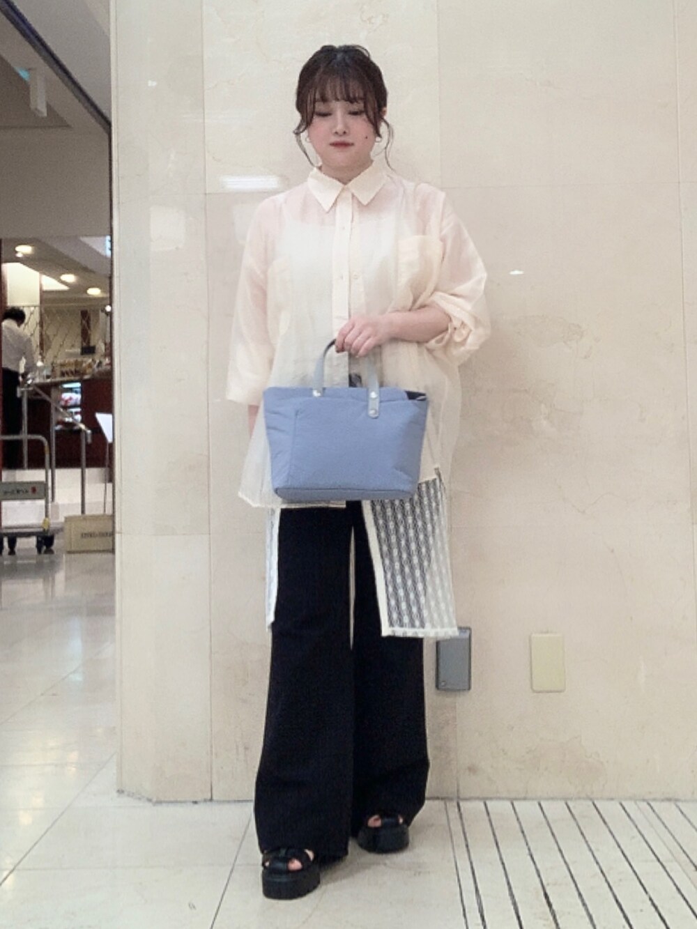 ブルー系のショルダーバッグを着用したレディースの夏コーディネートの4枚目の写真