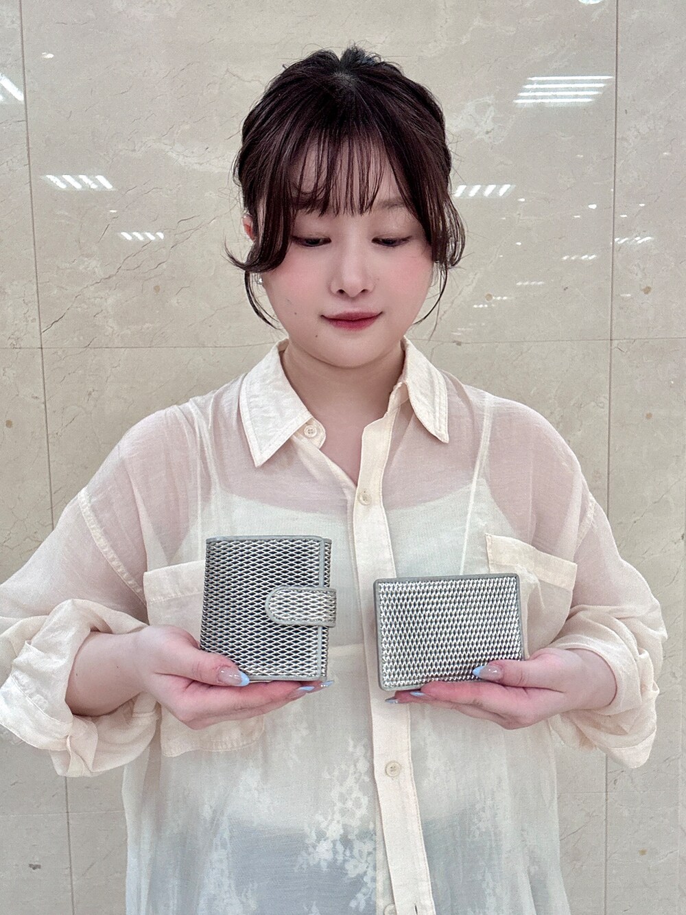 ゴールド系の名刺入れ、ゴールド系の財布、シルバー系の財布を着用したレディースの夏コーディネートの2枚目の写真