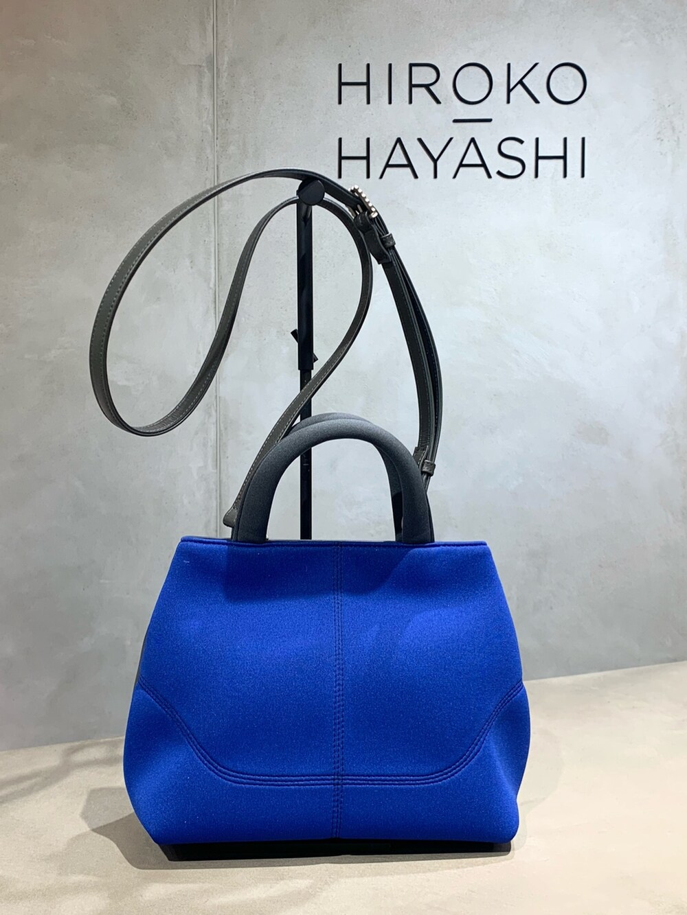 ホワイト系のハンドバッグを着用したレディースの夏コーディネートの2枚目の写真