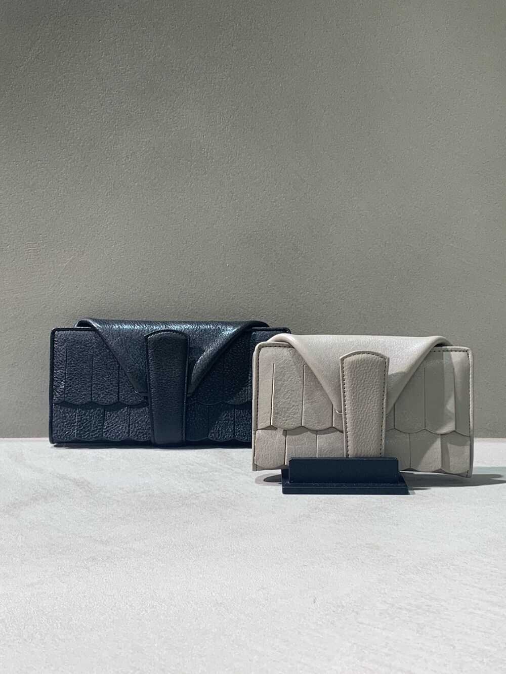 ホワイト系の財布、シルバー系の財布を着用したレディースの春コーディネートの2枚目の写真