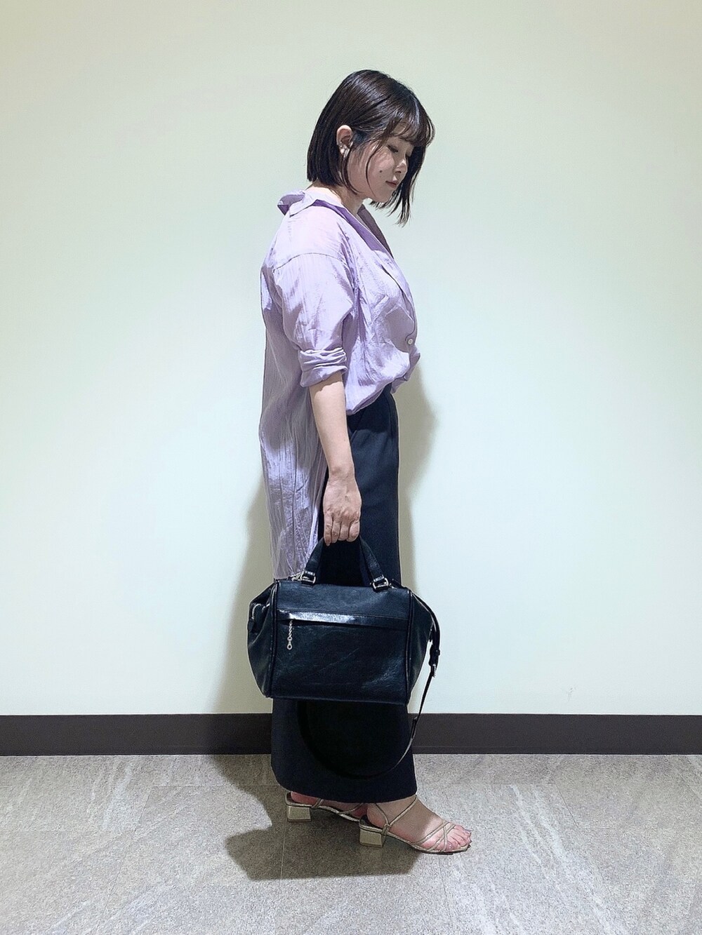 ブラック系のハンドバッグを着用したレディースの夏コーディネートの4枚目の写真