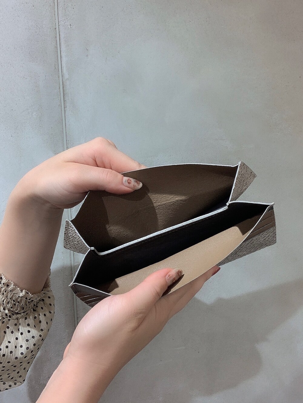 ゴールド系の財布、シルバー系の財布を着用したレディースの夏コーディネートの3枚目の写真