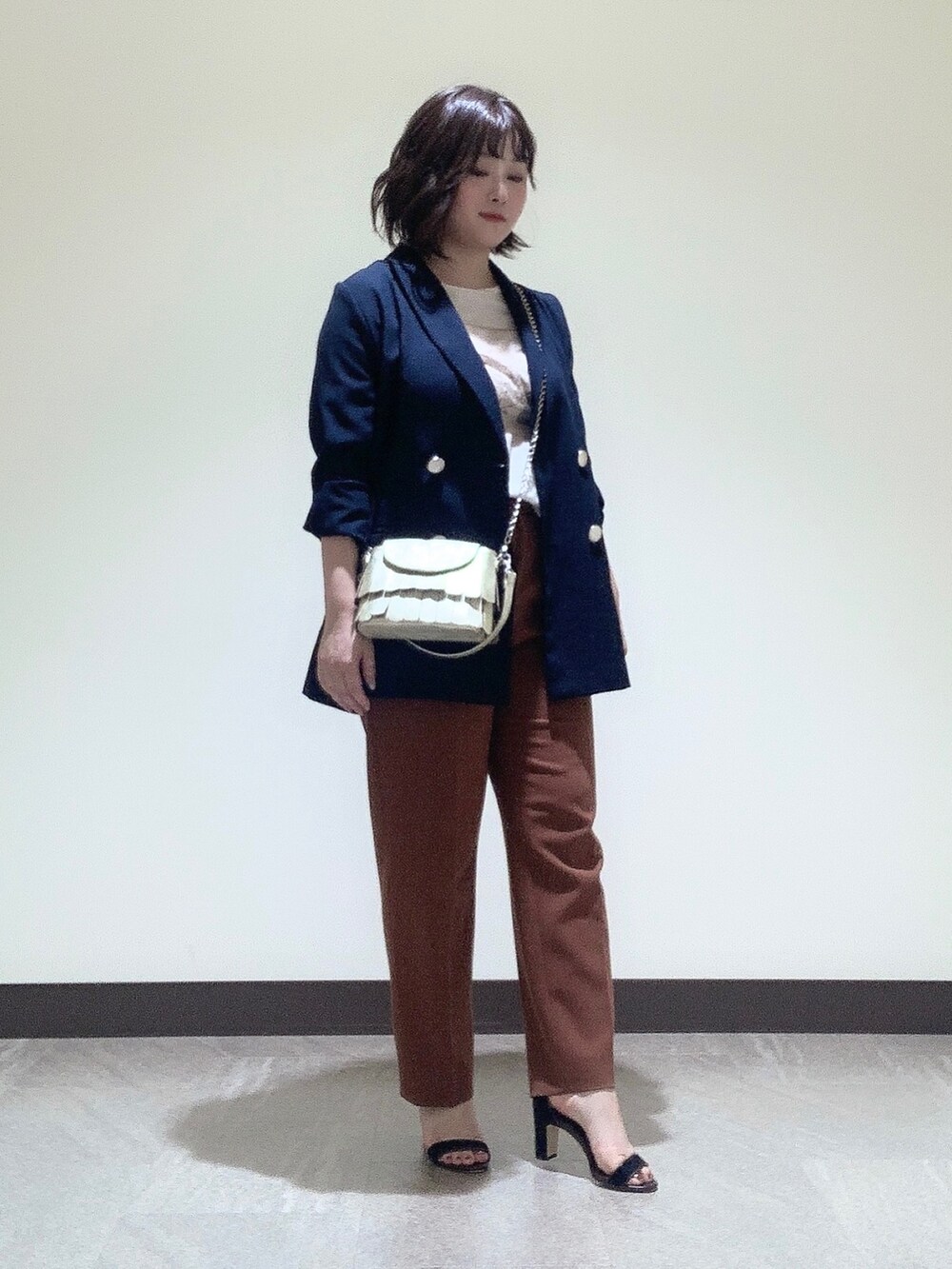 ゴールド系のショルダーバッグ、シルバー系のキーケース/キーアクセサリーを着用したレディースの夏コーディネートの2枚目の写真