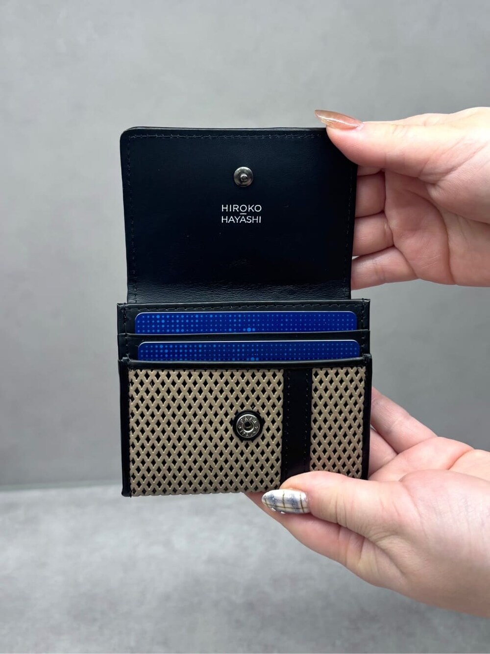 ブラック系の財布、ブラック系の財布、ベージュ系の財布を着用したレディースの冬コーディネートの2枚目の写真