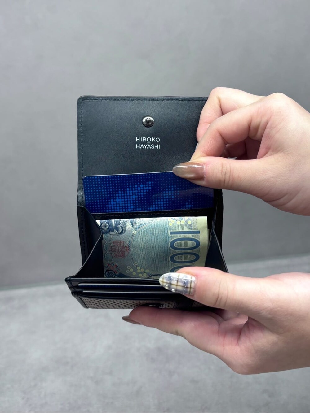ブラック系の財布、ブラック系の財布、ベージュ系の財布を着用したレディースの冬コーディネートの3枚目の写真